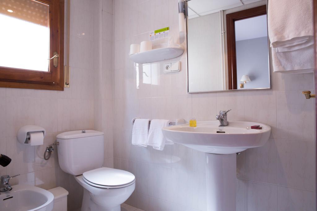 Hotel Bruna Естери д'Анеу Екстериор снимка