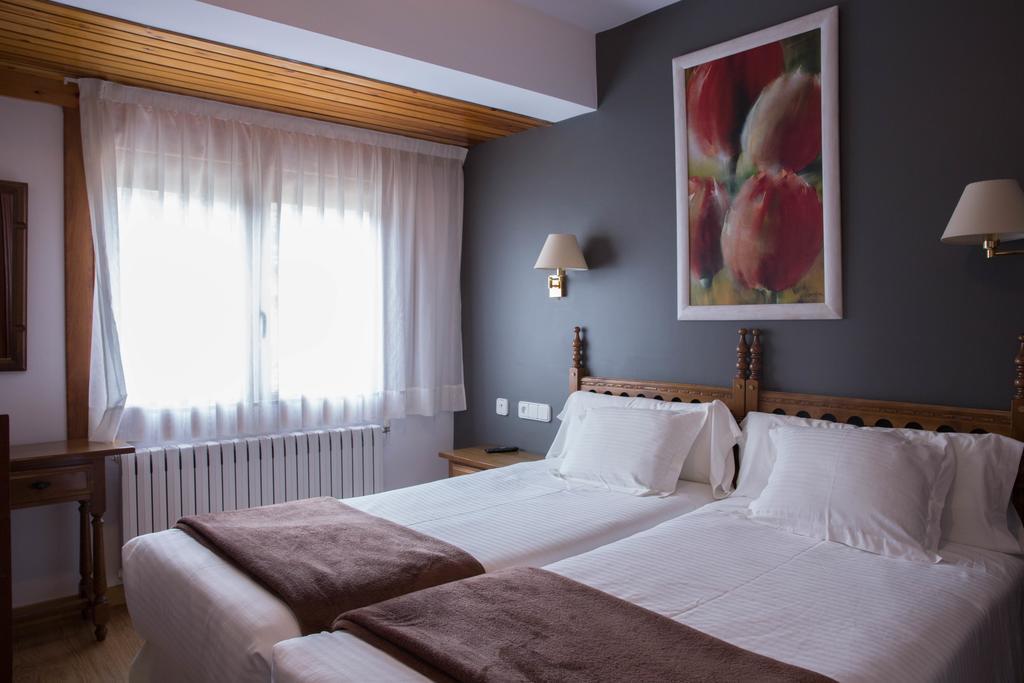 Hotel Bruna Естери д'Анеу Екстериор снимка