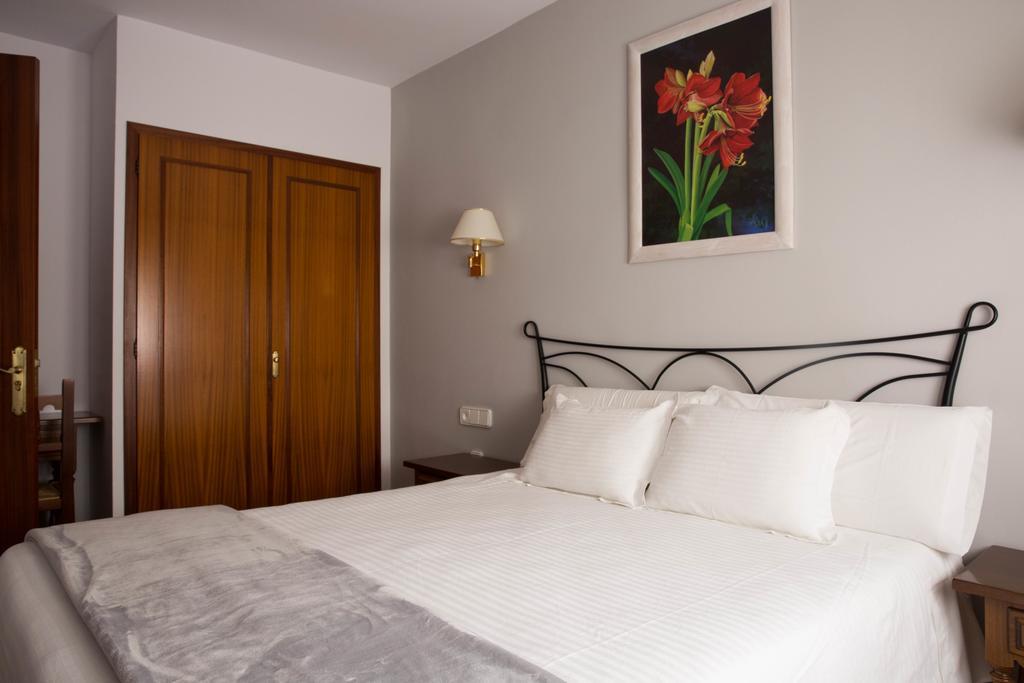 Hotel Bruna Естери д'Анеу Екстериор снимка