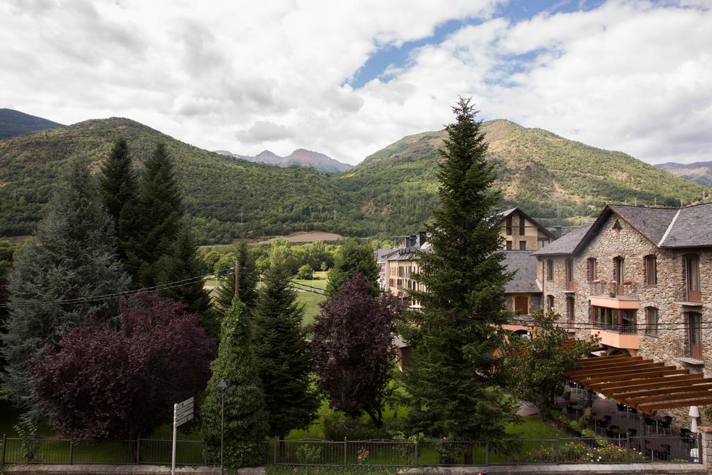Hotel Bruna Естери д'Анеу Екстериор снимка