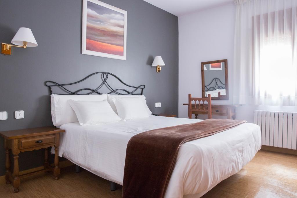Hotel Bruna Естери д'Анеу Екстериор снимка