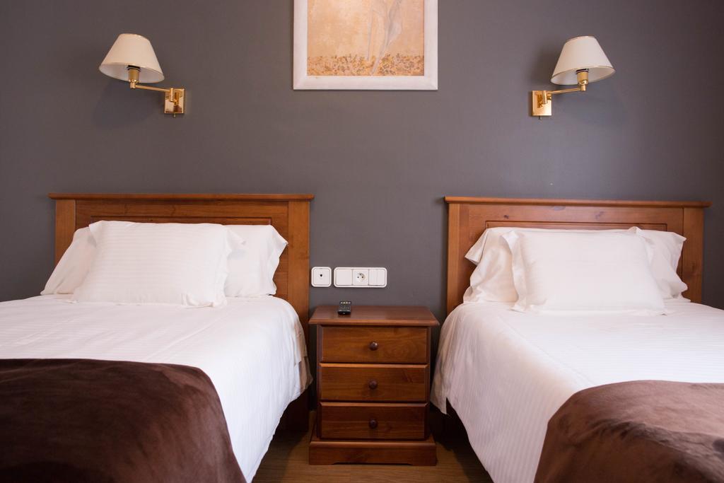 Hotel Bruna Естери д'Анеу Екстериор снимка