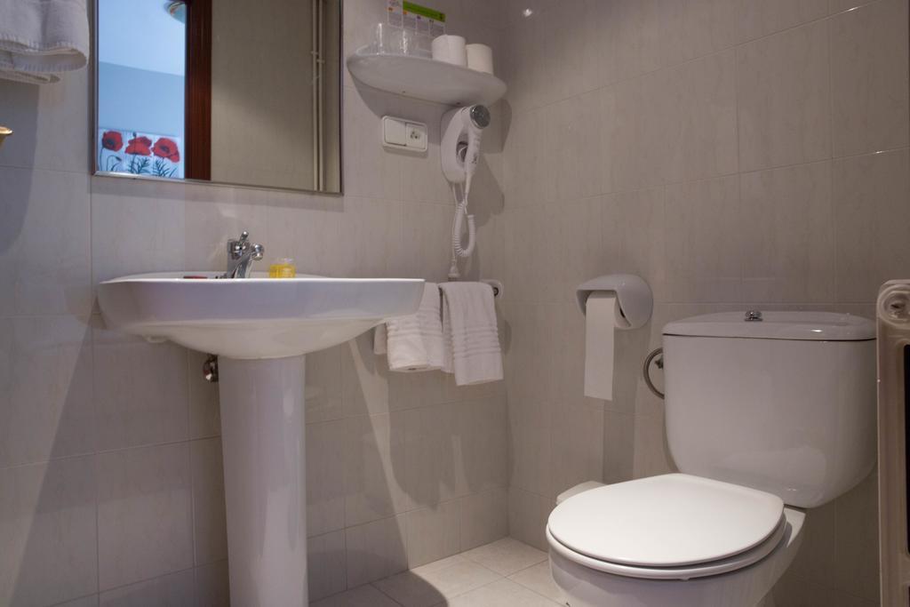 Hotel Bruna Естери д'Анеу Екстериор снимка