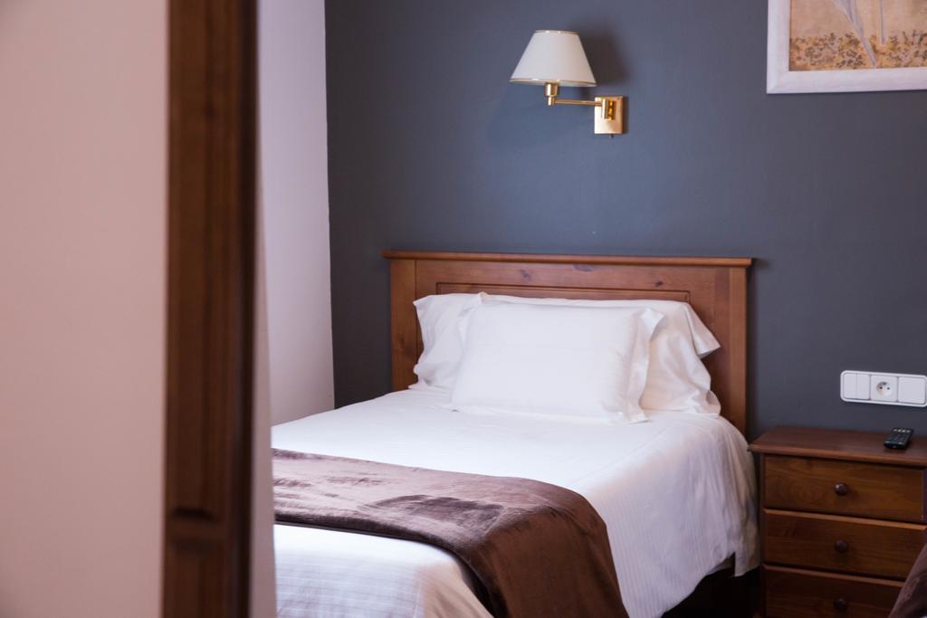 Hotel Bruna Естери д'Анеу Екстериор снимка