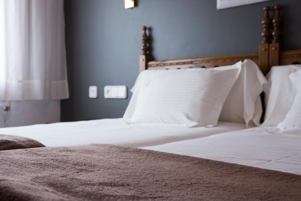 Hotel Bruna Естери д'Анеу Екстериор снимка