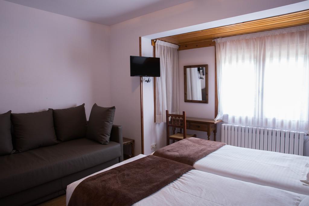 Hotel Bruna Естери д'Анеу Екстериор снимка