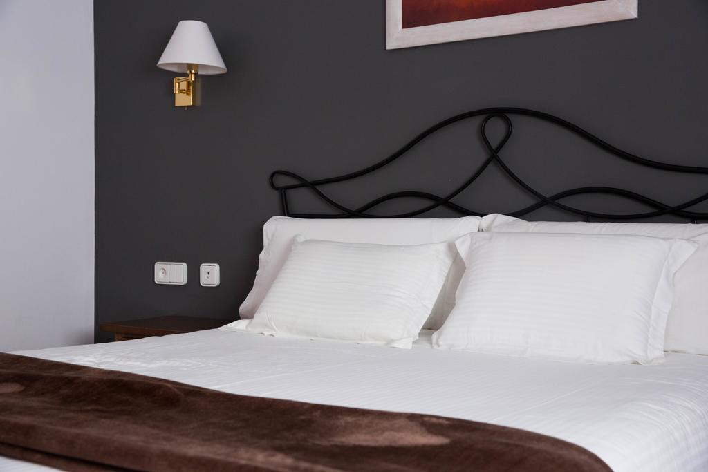 Hotel Bruna Естери д'Анеу Екстериор снимка