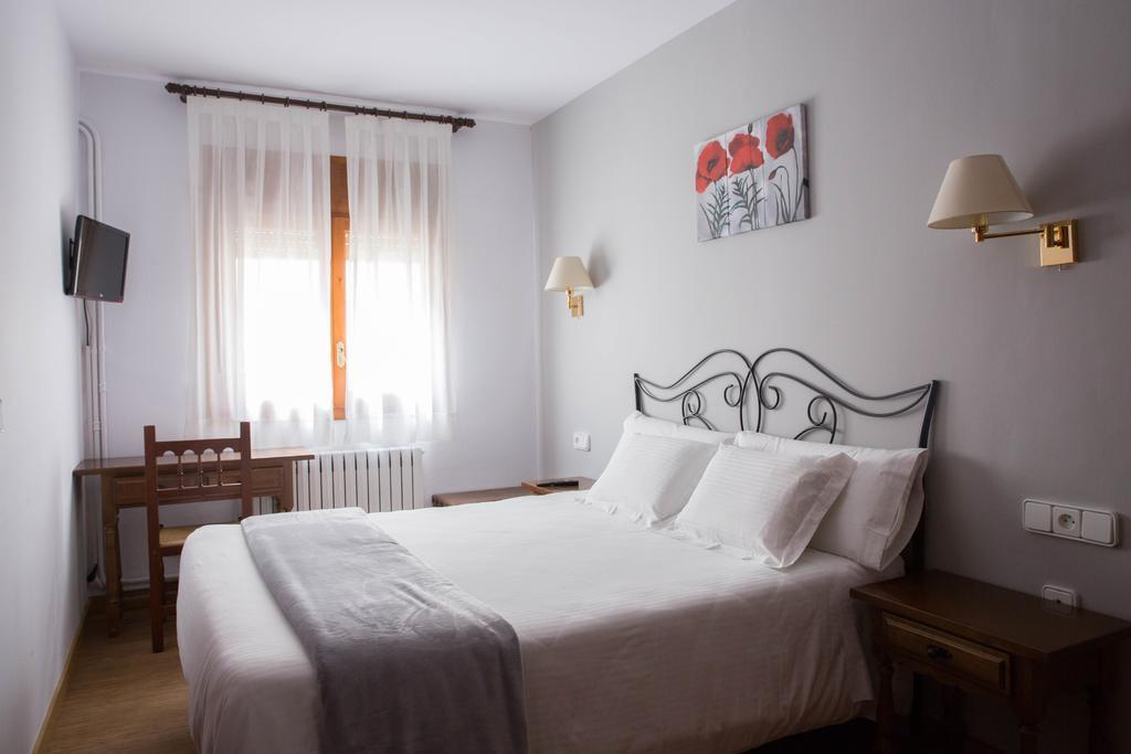 Hotel Bruna Естери д'Анеу Екстериор снимка